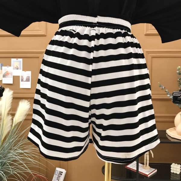 Раирани къси дамски панталони с еластична талия