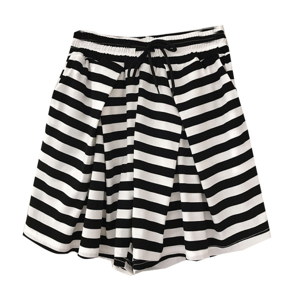 Раирани къси дамски панталони с еластична талия