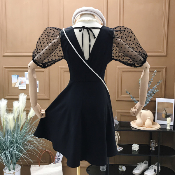 Черна дамска рокля разкроен модел с тюлени ръкави