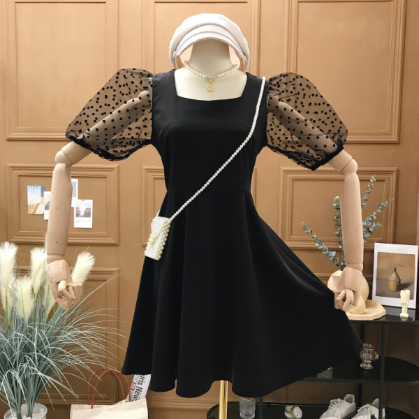 Черна дамска рокля разкроен модел с тюлени ръкави