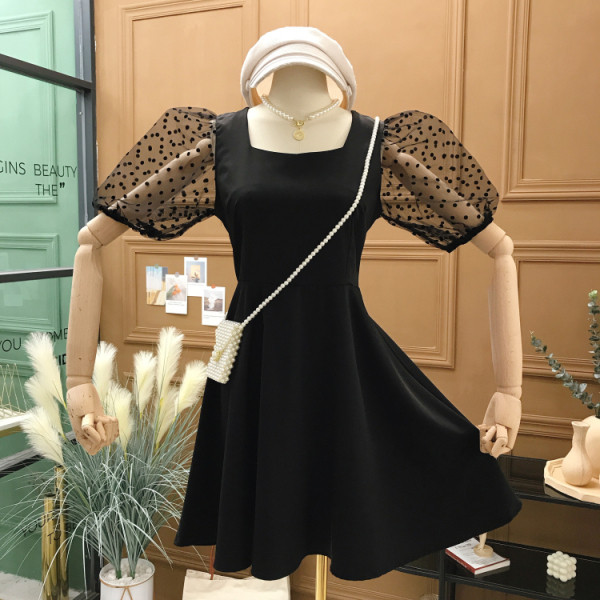 Черна дамска рокля разкроен модел с тюлени ръкави