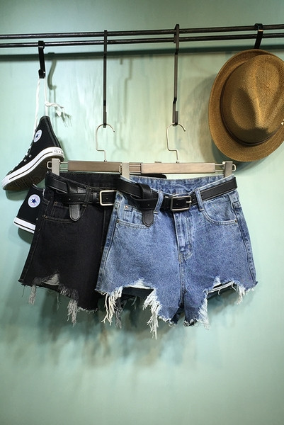 Модерни дамски къси  дънки с разкъсани мотиви 