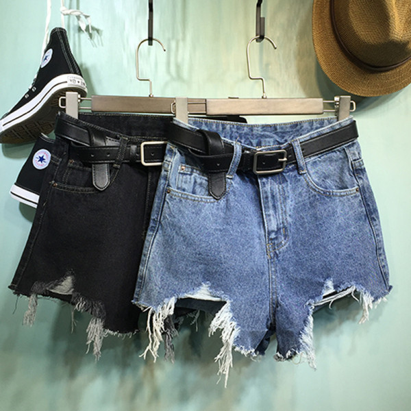 Модерни дамски къси  дънки с разкъсани мотиви 