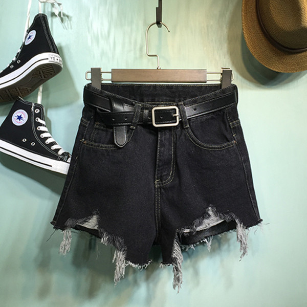 Модерни дамски къси  дънки с разкъсани мотиви 