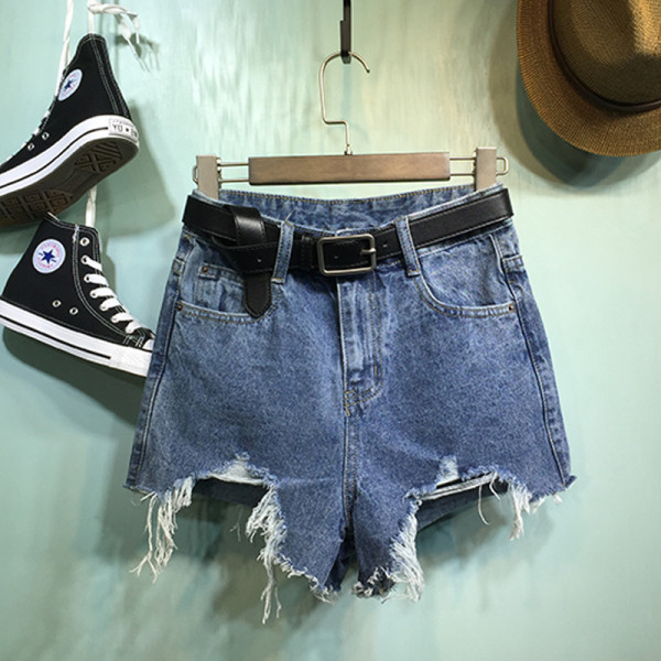 Модерни дамски къси  дънки с разкъсани мотиви 