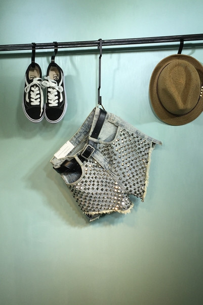 Нов модел дамски къси дънки с елемент -капси 