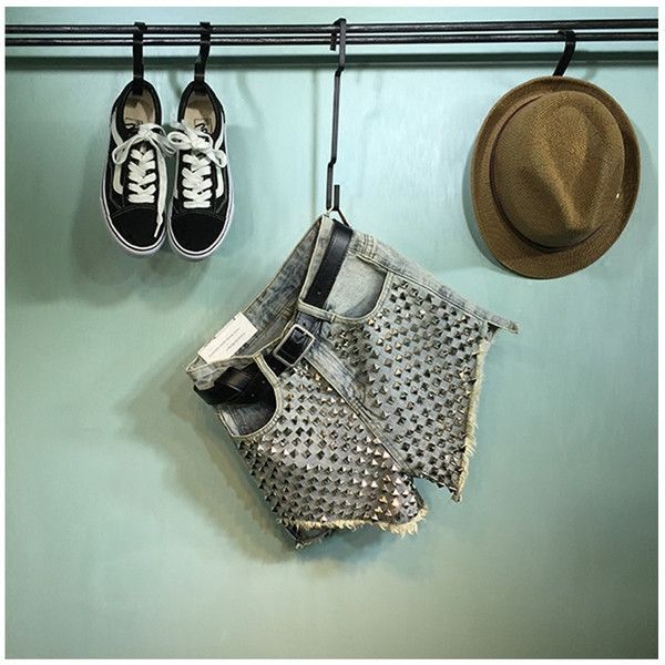 Нов модел дамски къси дънки с елемент -капси 