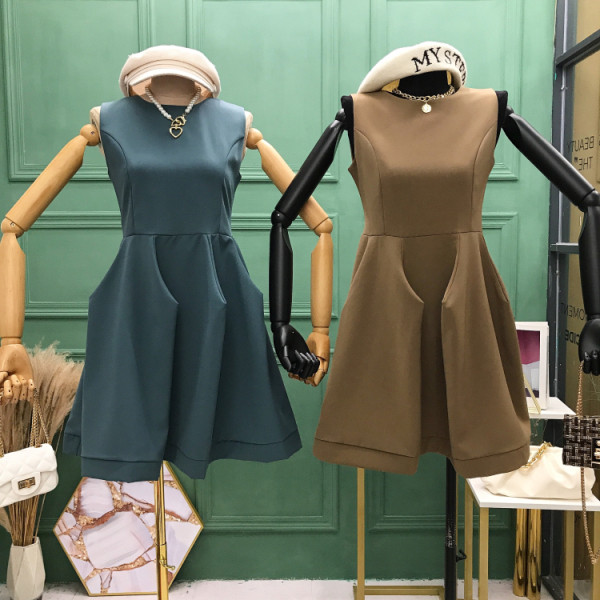 Модерна дамска рокля разкроен модел с гол гръб