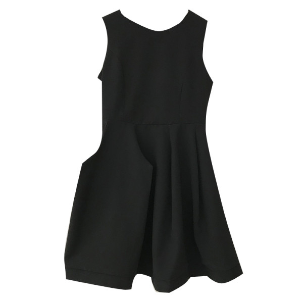 Модерна дамска рокля разкроен модел с гол гръб