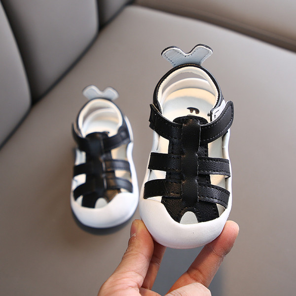 Детски сандали от еко кожа с лепенки и неплъзгаща се подметка за момичета