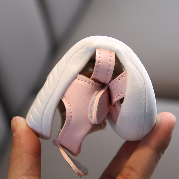 Детски сандали от еко кожа с лепенки и неплъзгаща се подметка за момичета