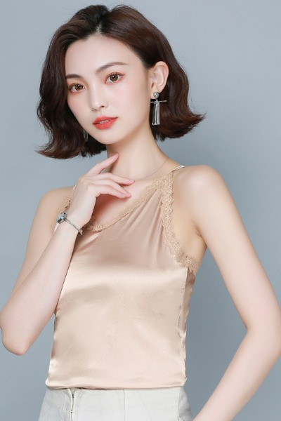 Дамски сатенен потник с V-образно деколте и дантела