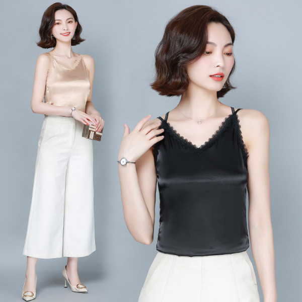 Дамски сатенен потник с V-образно деколте и дантела