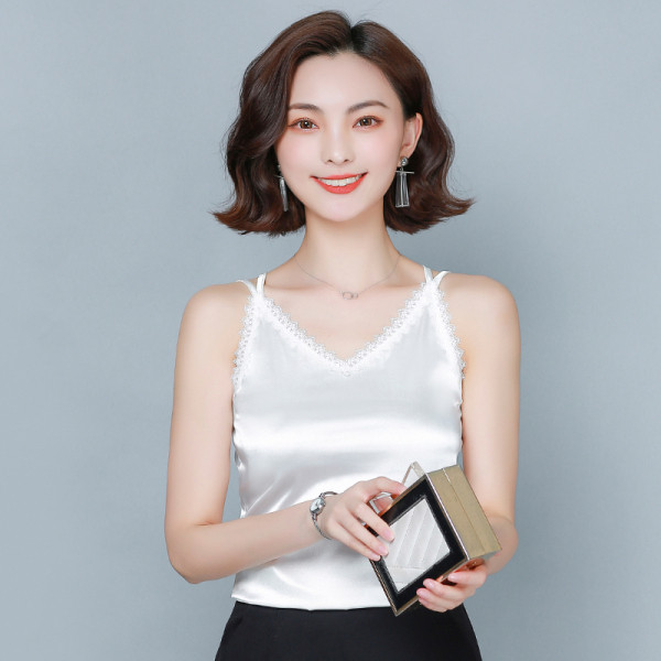 Дамски сатенен потник с V-образно деколте и дантела