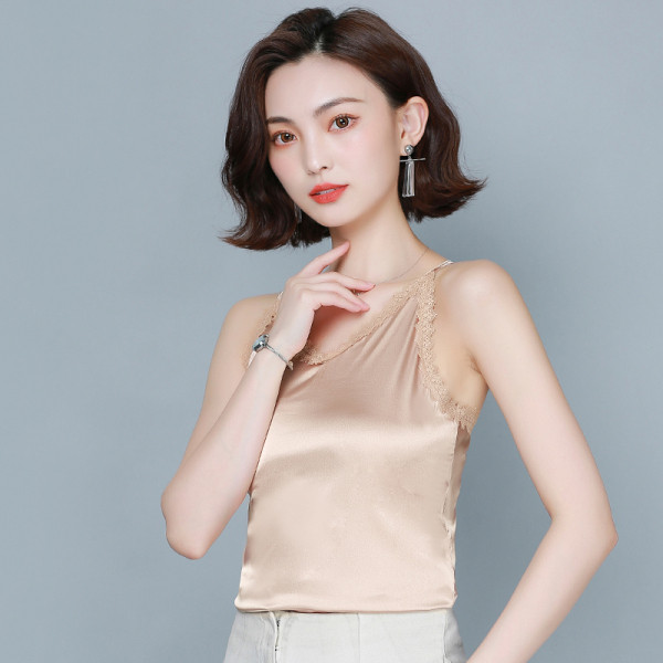 Дамски сатенен потник с V-образно деколте и дантела