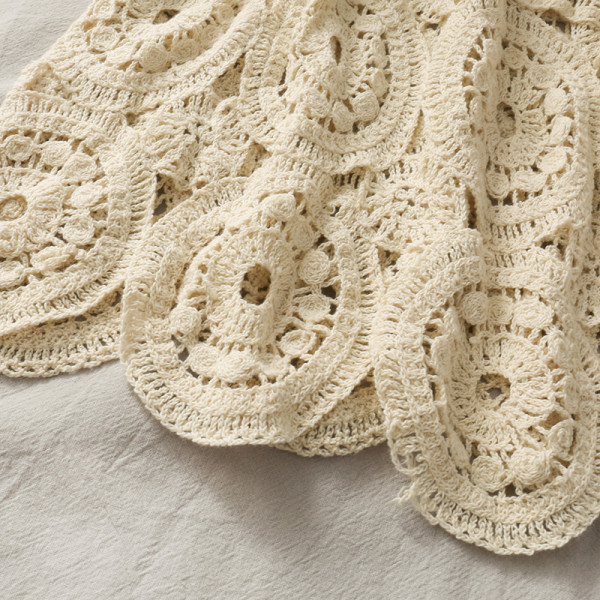 Дантелена дамска блуза с овално деколте 