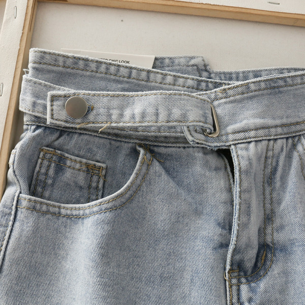 Светли къси дамски дънки със скъсани мотиви и висока талия 