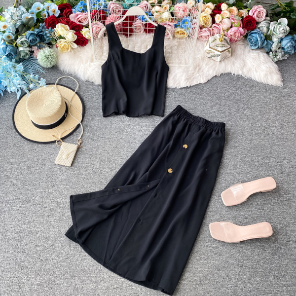 Дамски комплект включващ потник и пола с копчета