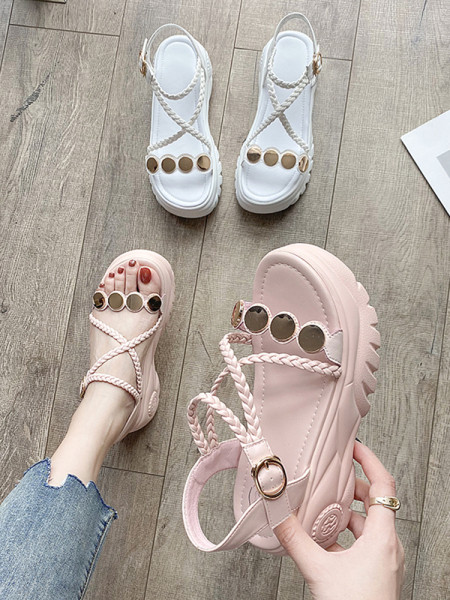 Актуални дамски сандали с груба подметка и метални елементи