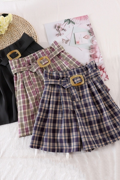 Къс дамски панталон с колан и метална катарама 