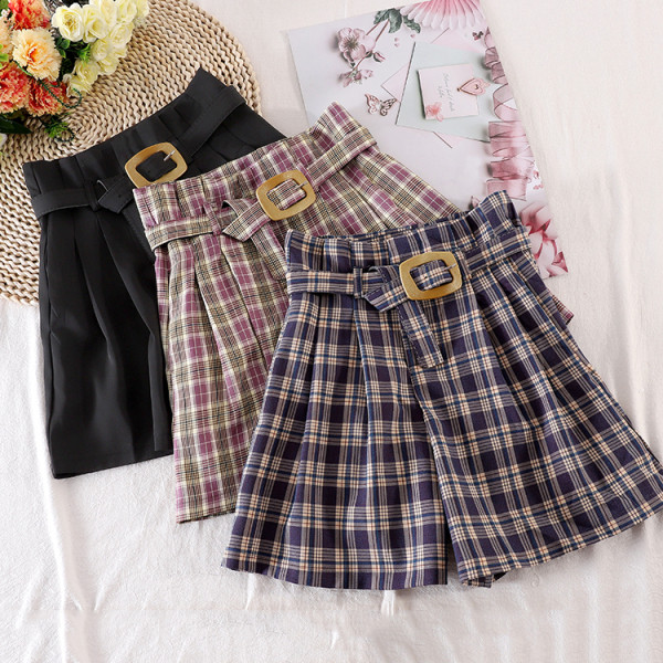 Къс дамски панталон с колан и метална катарама 