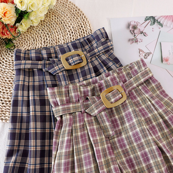 Къс дамски панталон с колан и метална катарама 