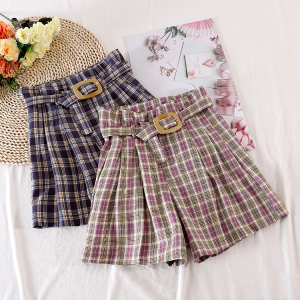 Къс дамски панталон с колан и метална катарама 