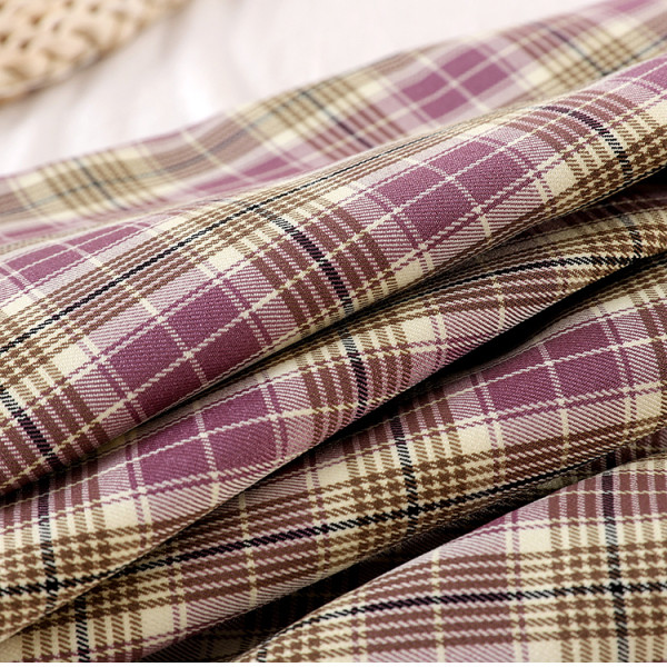 Къс дамски панталон с колан и метална катарама 