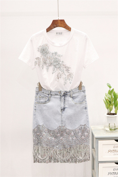 Актуален дамски комплект включващ тениска и дънкова пола с пайети