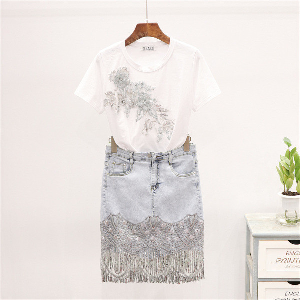 Актуален дамски комплект включващ тениска и дънкова пола с пайети