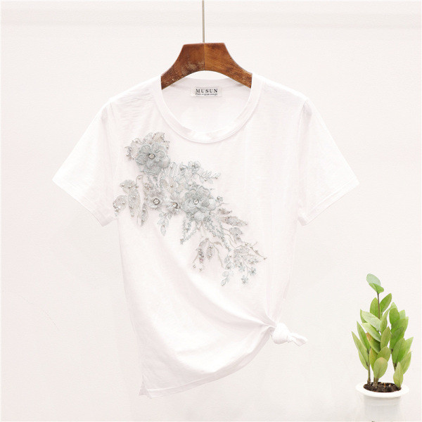 Актуален дамски комплект включващ тениска и дънкова пола с пайети