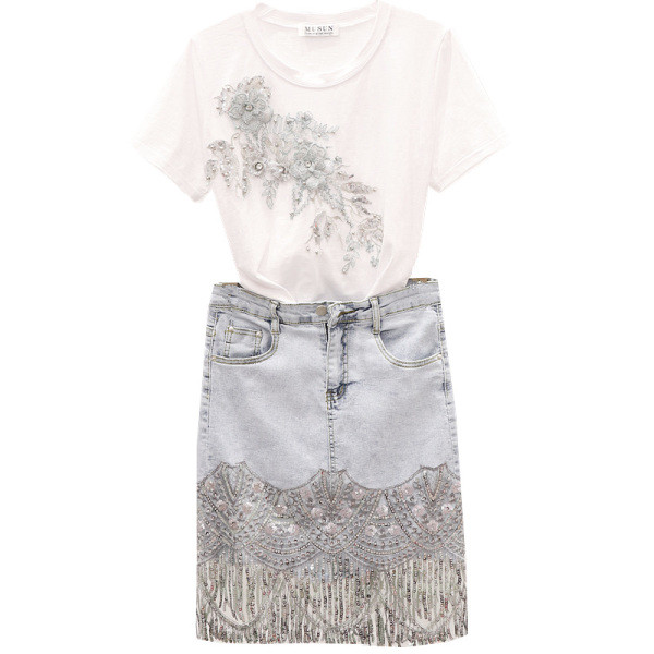 Актуален дамски комплект включващ тениска и дънкова пола с пайети