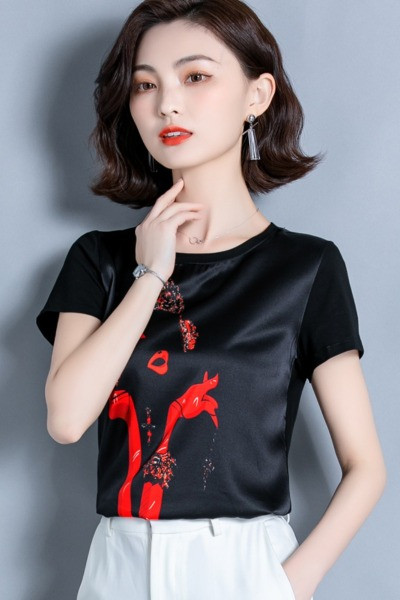 Сатенена дамска тениска с обло деколте и къс ръкав