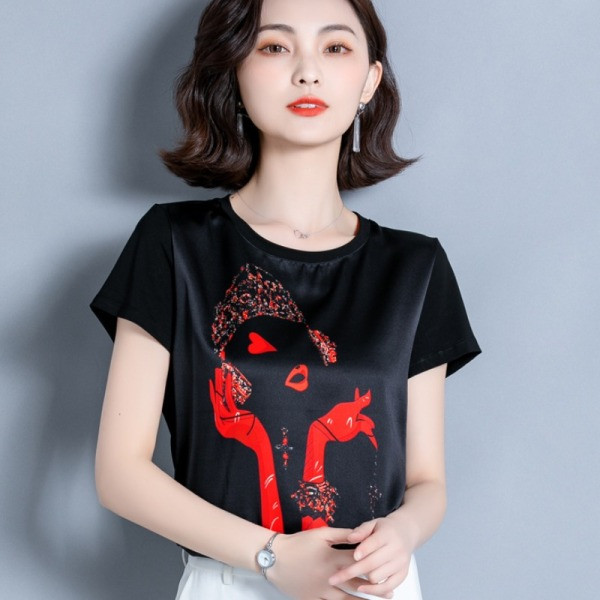 Сатенена дамска тениска с обло деколте и къс ръкав