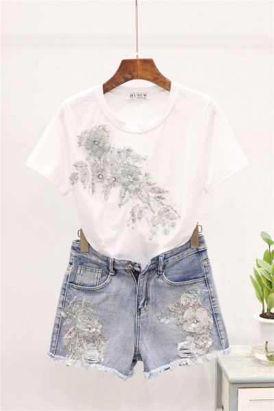 Ежедневен дамски комплект включващ тениска и къси панталони с 3D декорация