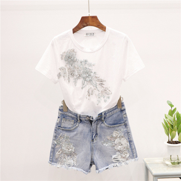 Ежедневен дамски комплект включващ тениска и къси панталони с 3D декорация