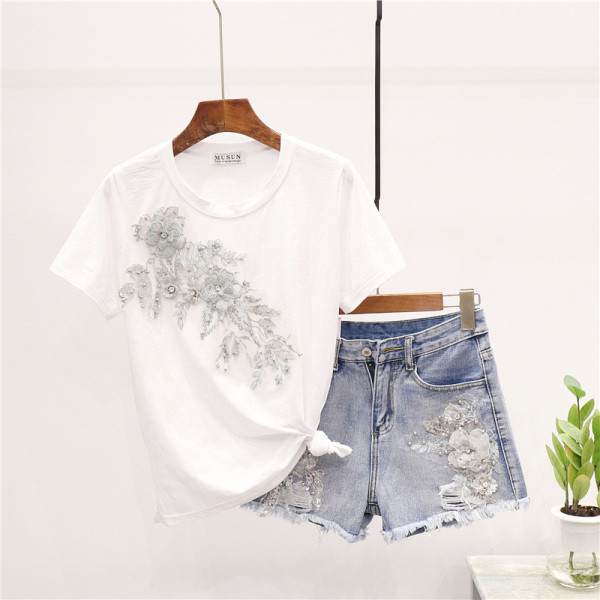 Ежедневен дамски комплект включващ тениска и къси панталони с 3D декорация