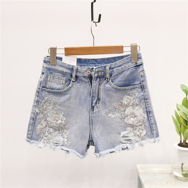 Ежедневен дамски комплект включващ тениска и къси панталони с 3D декорация