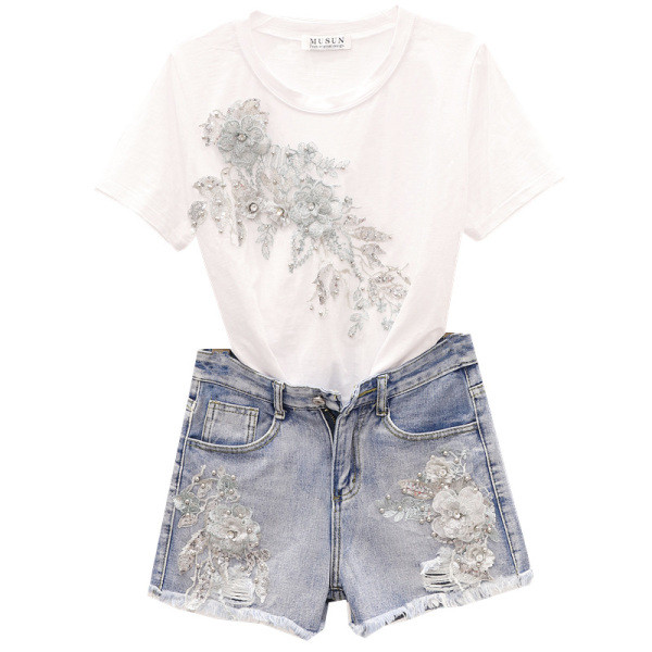 Ежедневен дамски комплект включващ тениска и къси панталони с 3D декорация
