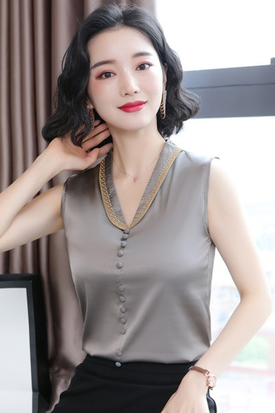 Стилен дамски потник с копчета и V-образно деколте