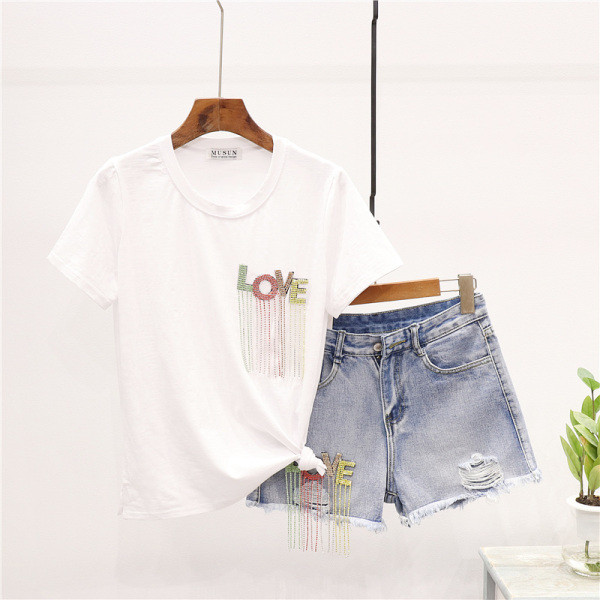 Дамски комплект от две части - тениска и къси панталони с цветен надпис