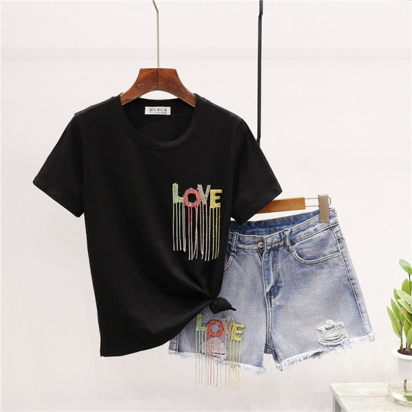 Дамски комплект от две части - тениска и къси панталони с цветен надпис