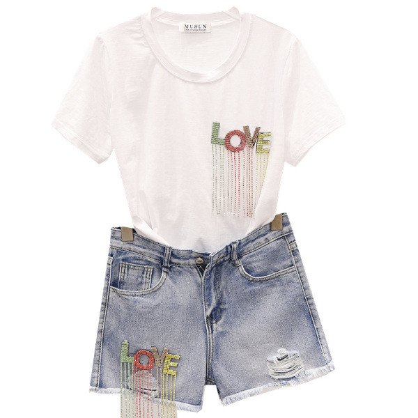 Дамски комплект от две части - тениска и къси панталони с цветен надпис