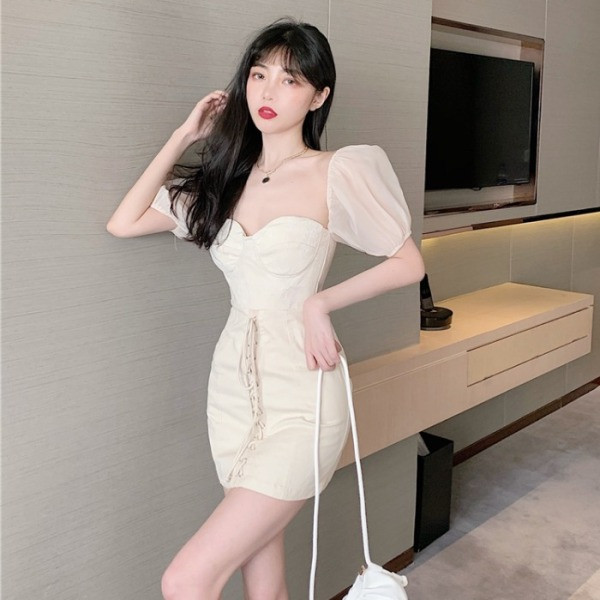 Вталена дамска рокля с буфан ръкави и връзки 