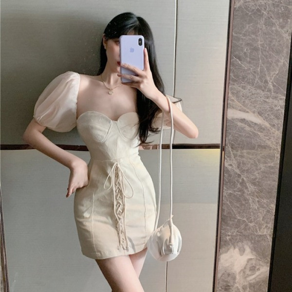 Вталена дамска рокля с буфан ръкави и връзки 