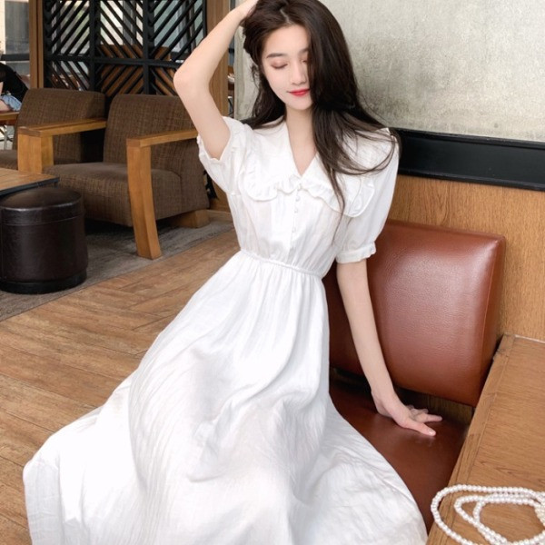 Дълга дамска бяла рокля с шпиц деколте и къс ръкав 