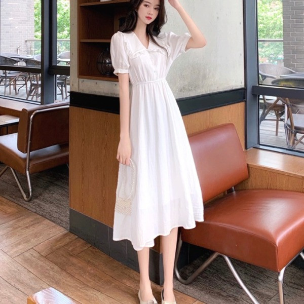 Дълга дамска бяла рокля с шпиц деколте и къс ръкав 