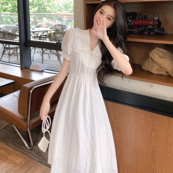 Дълга дамска бяла рокля с шпиц деколте и къс ръкав 