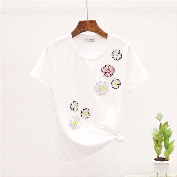 Ежедневен дамски комплект от две части - тениска и къси панталони с цветни апликации