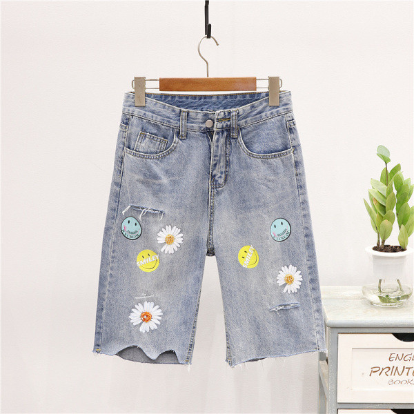 Ежедневен дамски комплект от две части - тениска и къси панталони с цветни апликации